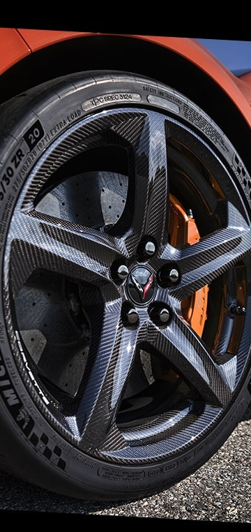 Une roue noire en fibre de carbone de la Chevrolet Corvette Z06 2026.
