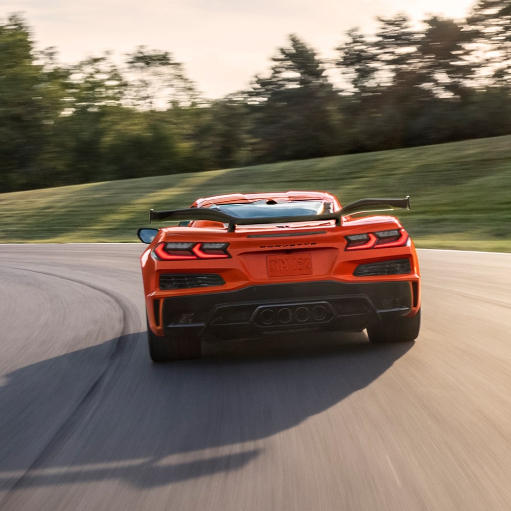 La Chevrolet Corvette Z06 2026 en mouvement dans un virage sur une piste de course.