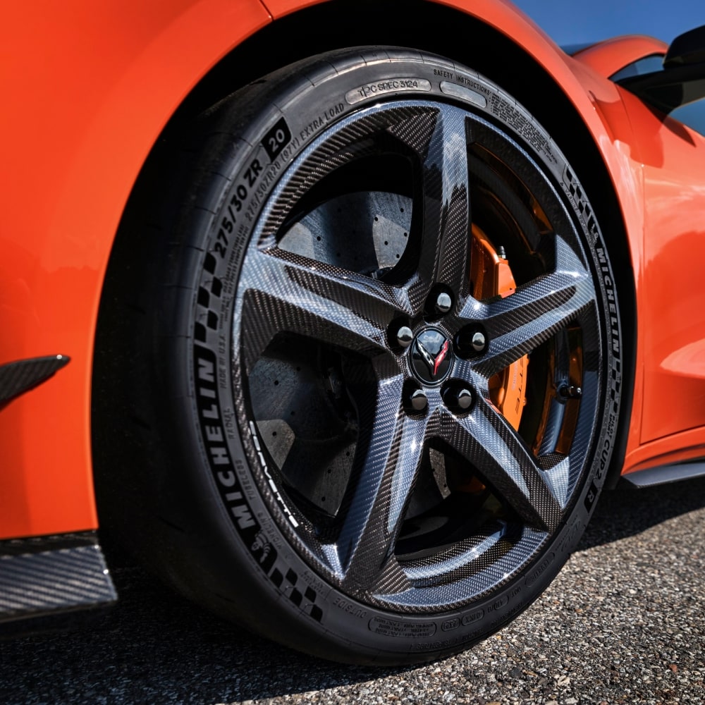 Une roue noire en fibre de carbone de la Chevrolet Corvette Z06 2026.