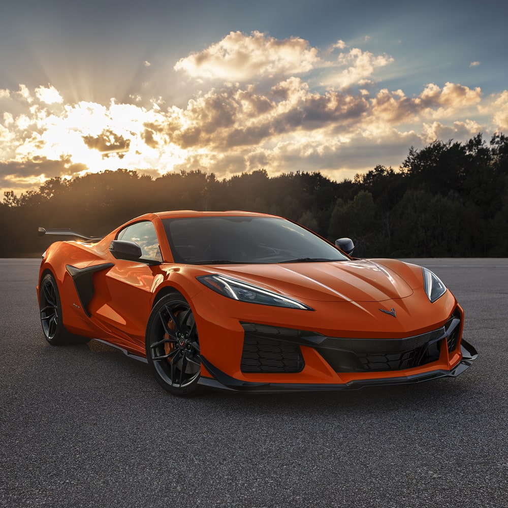 Chevrolet Corvette Z06 2027 stationnée à l'extérieur au coucher du soleil.