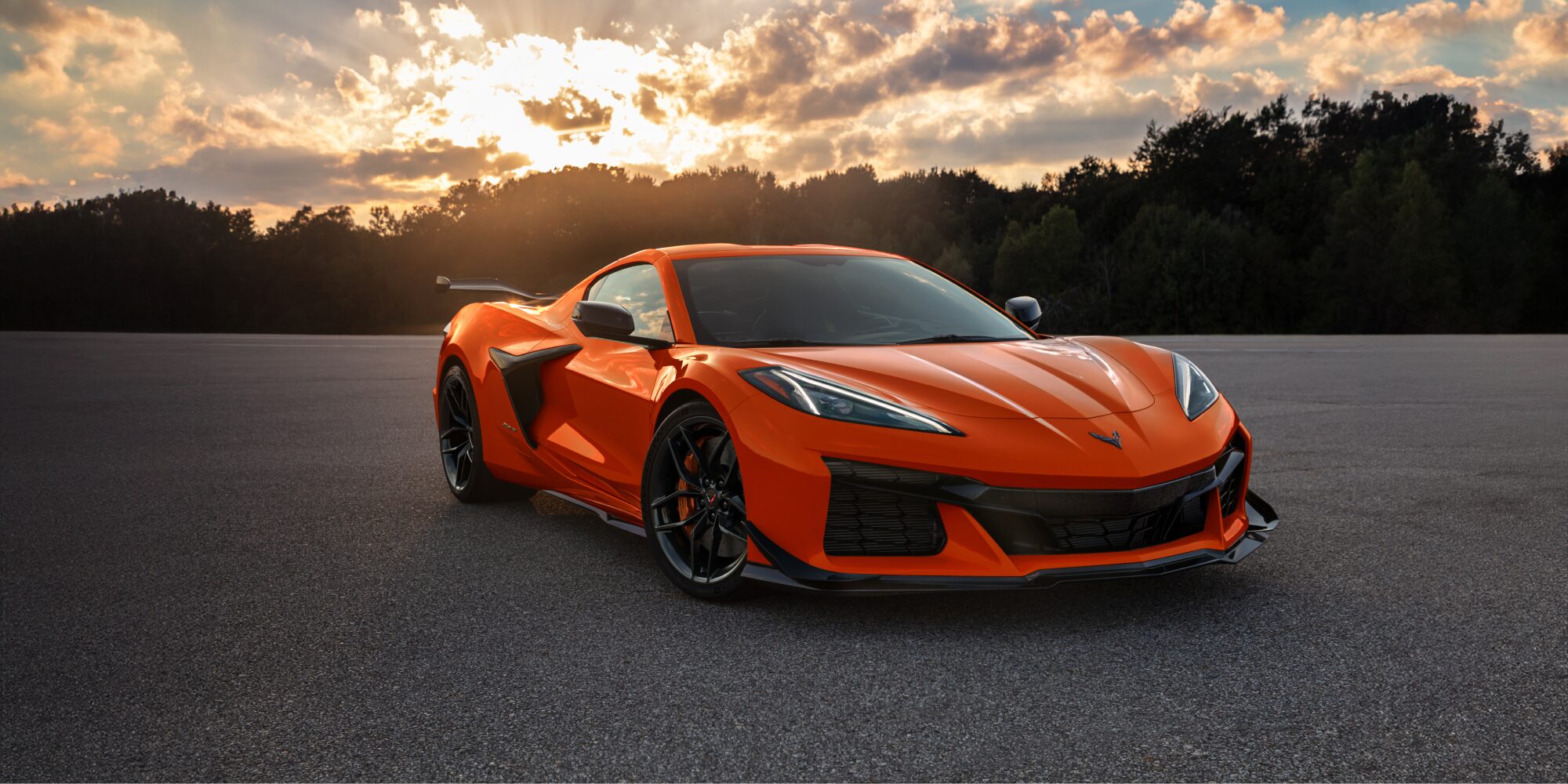 Vue de trois-quarts d'une Chevrolet Corvette Z06 2027 stationnée à l'extérieur lors d'un magnifique coucher de soleil.