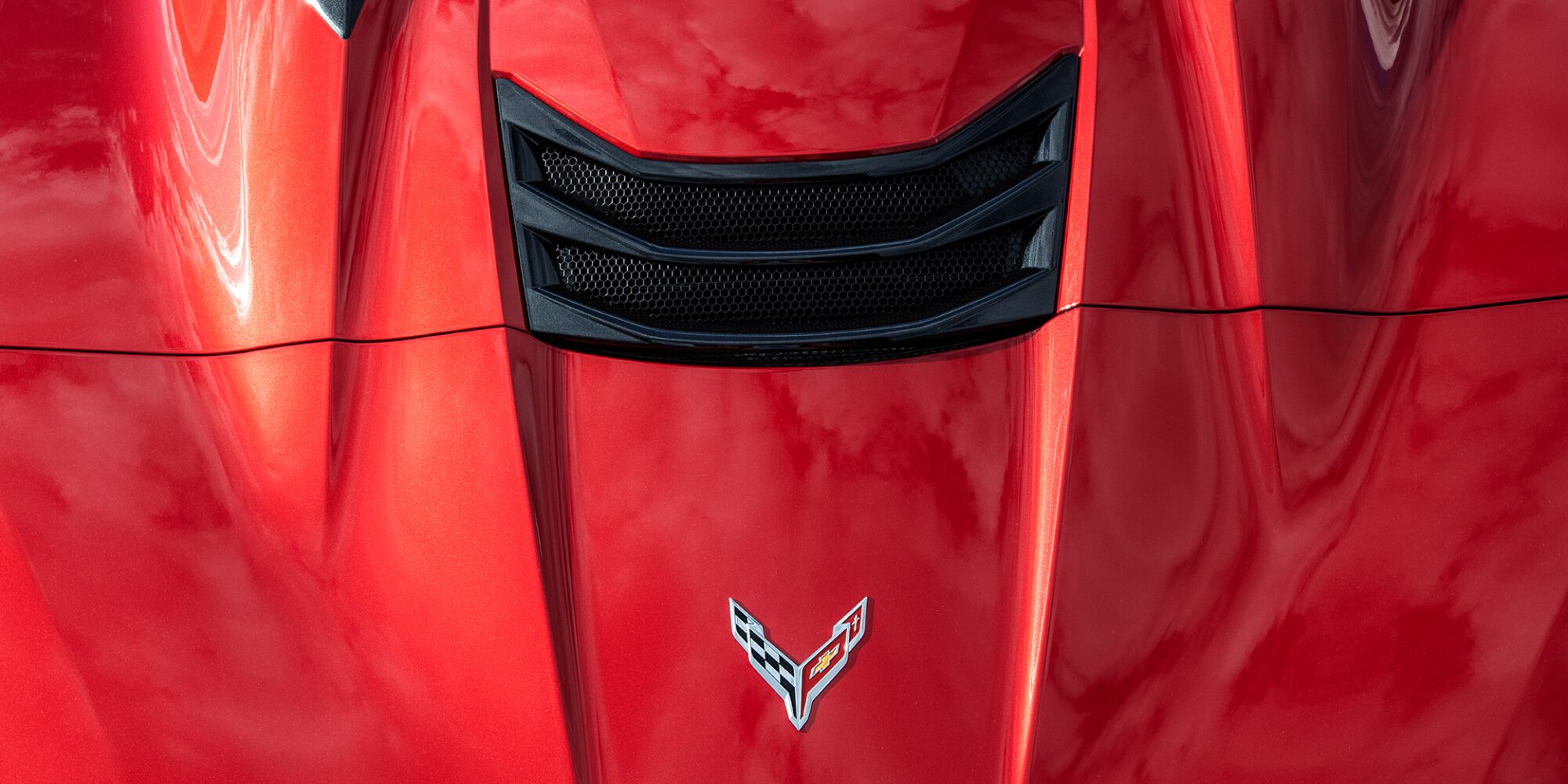 Vue de dessus du logo Corvette gravé sur la Chevrolet Corvette Z06 2027