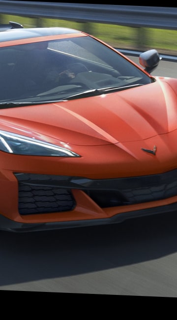 Vue de face de l'extérieur d'une Chevrolet Corvette Z06 orange de 2027