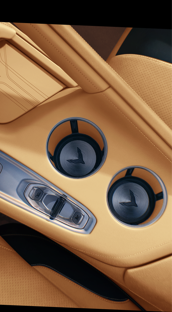 Gros plan sur l'intérieur d'une Chevrolet Corvette Z06 2027, mettant en valeur une console centrale en cuir beige et un double porte-gobelet.