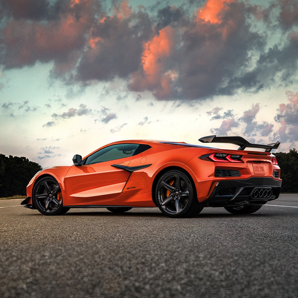 Vue de trois-quarts arrière d'une Chevrolet Corvette Z06 orange de 2027.