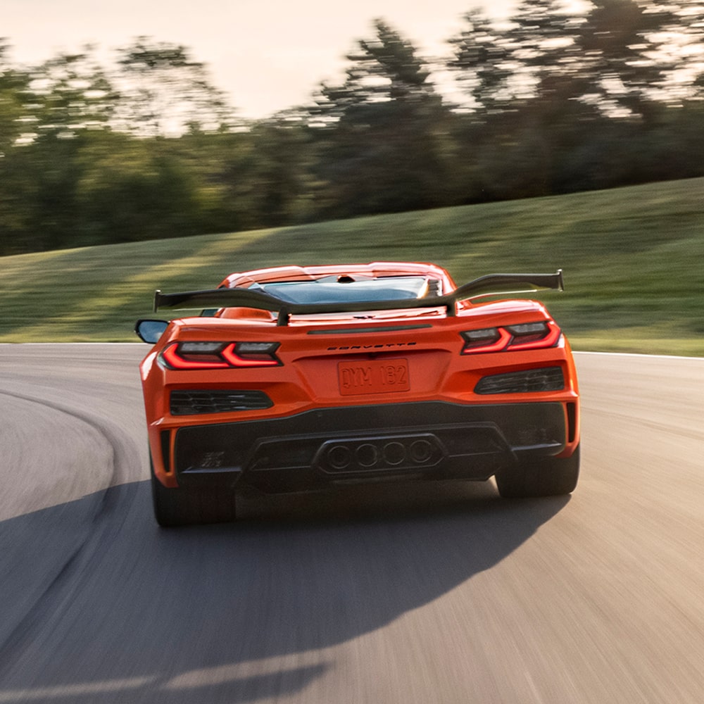Chevrolet Corvette Z06 2027 négociant un virage sur un circuit.