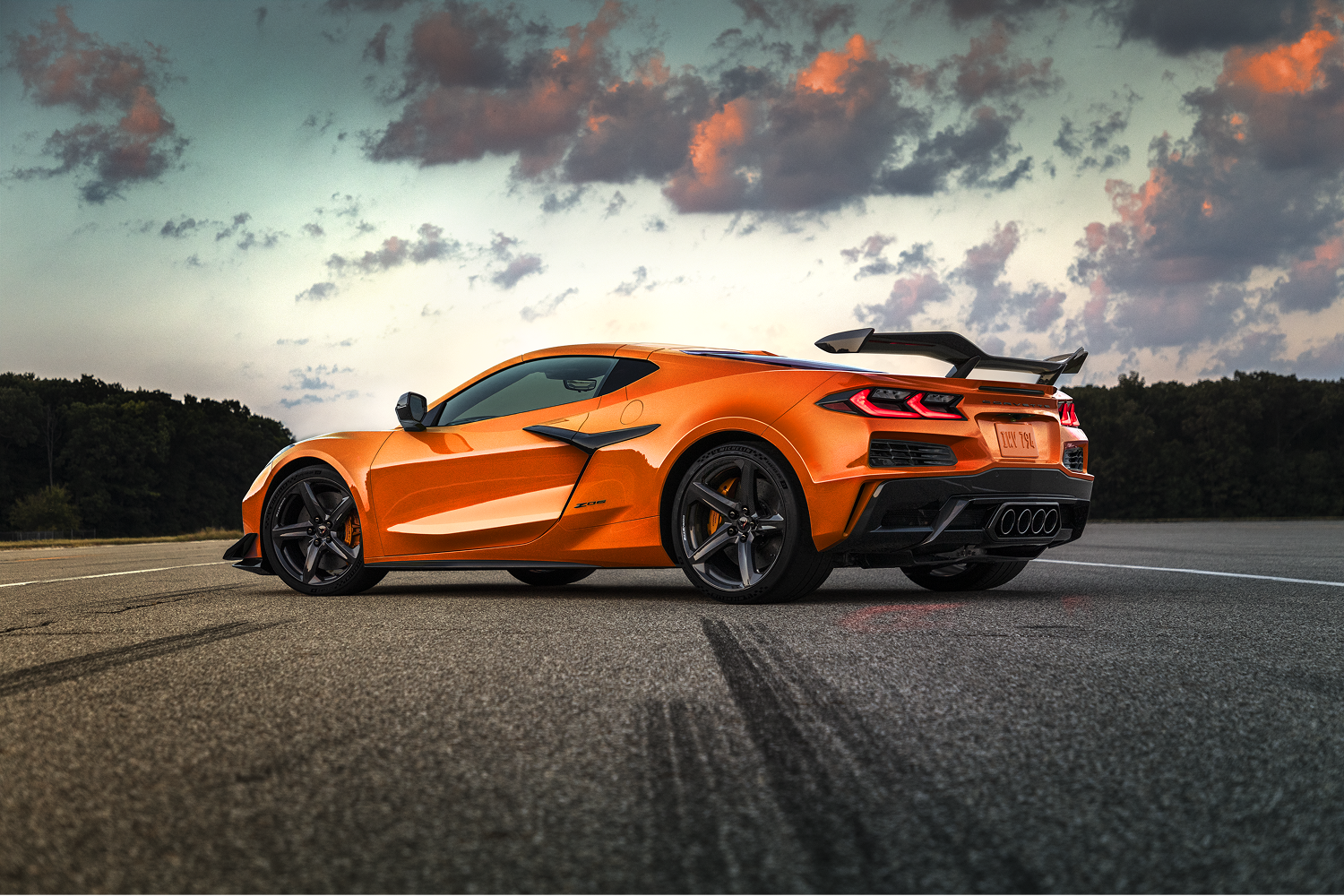 Vue latérale du profil extérieur de la Chevrolet Corvette Z06 2027 stationnée sur une route.