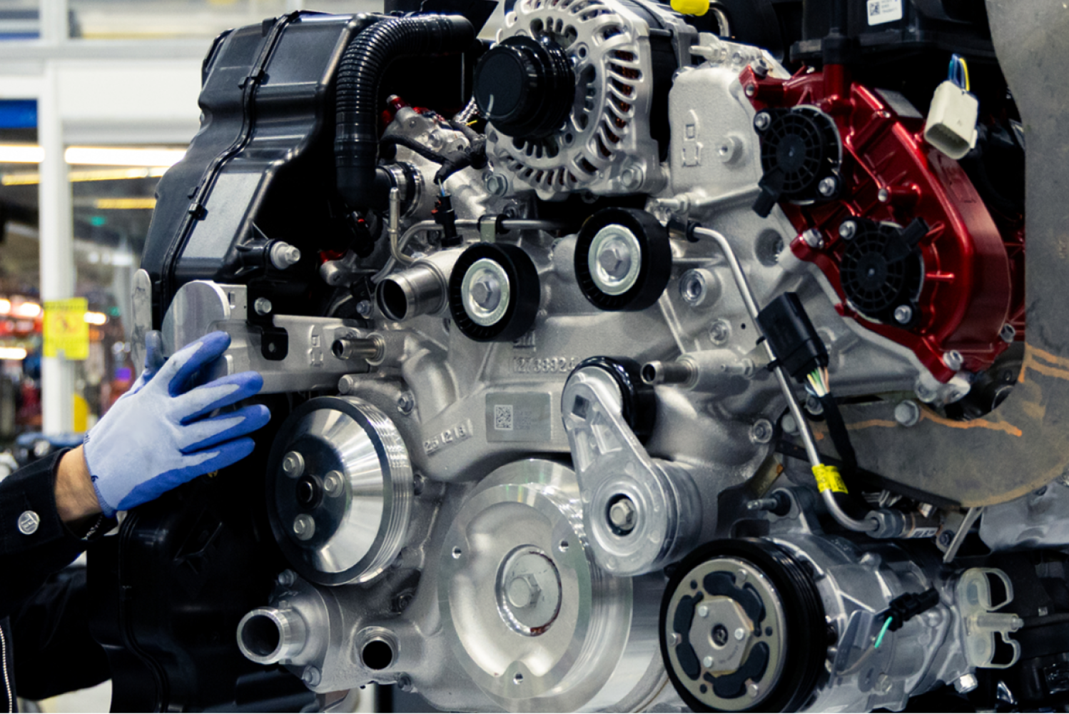 Un ouvrier ganté assemble un moteur pour la Chevrolet Corvette Z06 2027.