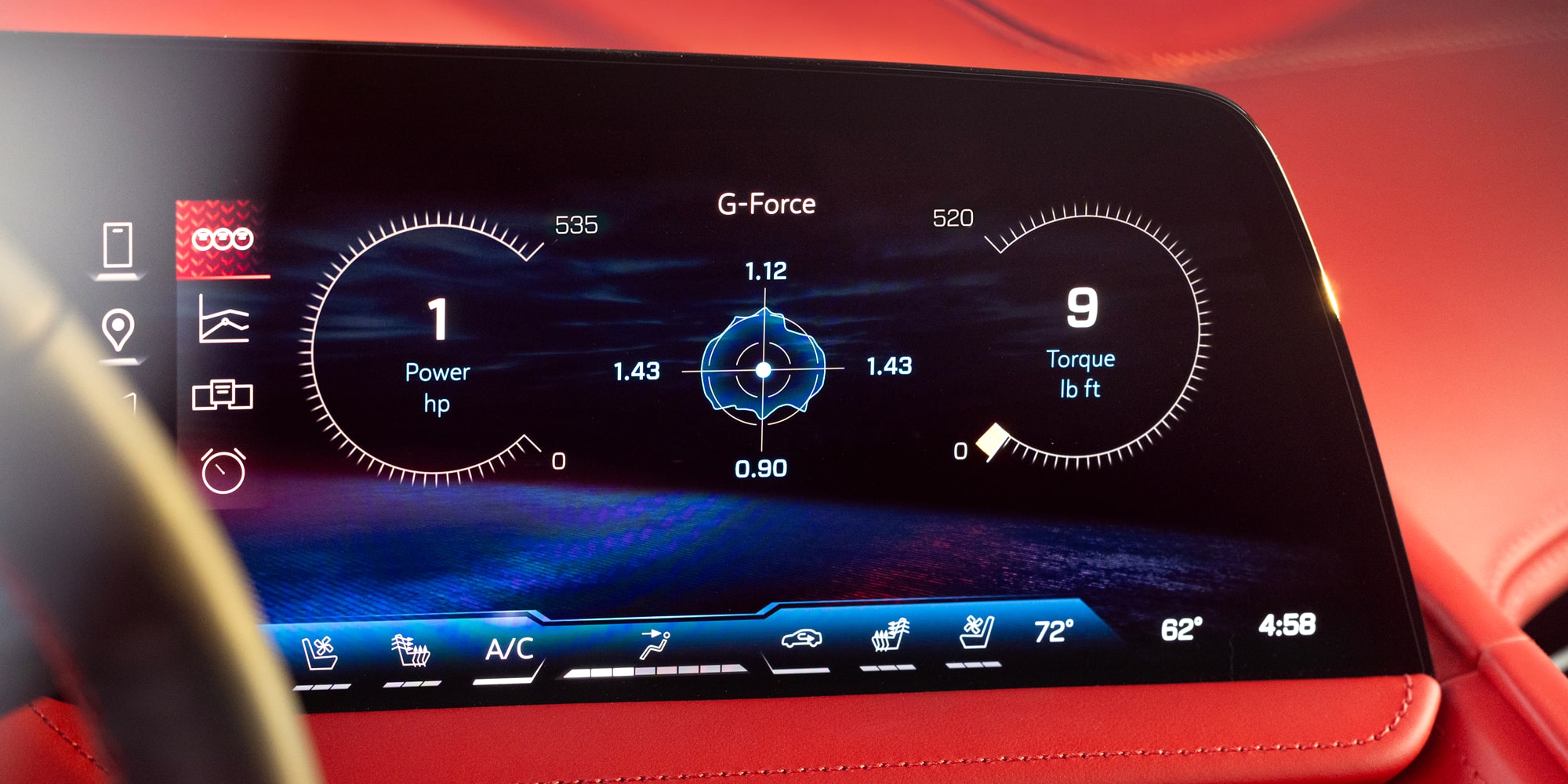 Gros plan sur l'écran d'infodivertissement affichant l'application de performance dans une Chevrolet Corvette Z06 2027.