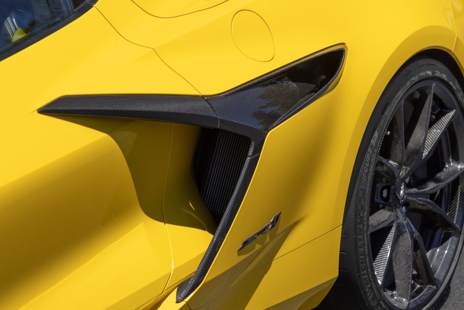 Vue rapprochée de l’insigne extérieur de la Chevrolet Corvette ZR1 2027.