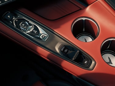 Un gros plan d’un tableau de bord numérique à l’intérieur de la Chevrolet Corvette ZR1 2027 affichant les informations de conduite sur un grand écran avec des graphismes d’interface bleus et un entourage rouge du tableau de bord.