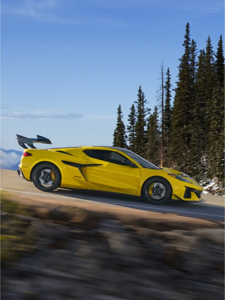 Chevrolet Corvette ZR1 2027 dévalant une route en pente.