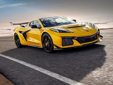 Une vue avant trois quarts d’une Chevrolet Corvette ZR1 jaune 2027 stationnée sur une route.