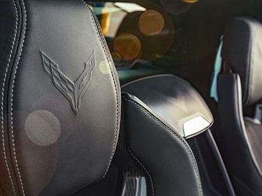 Un gros plan des sièges de performance en cuir noir à l’intérieur de la Chevrolet Corvette ZR1 2027.