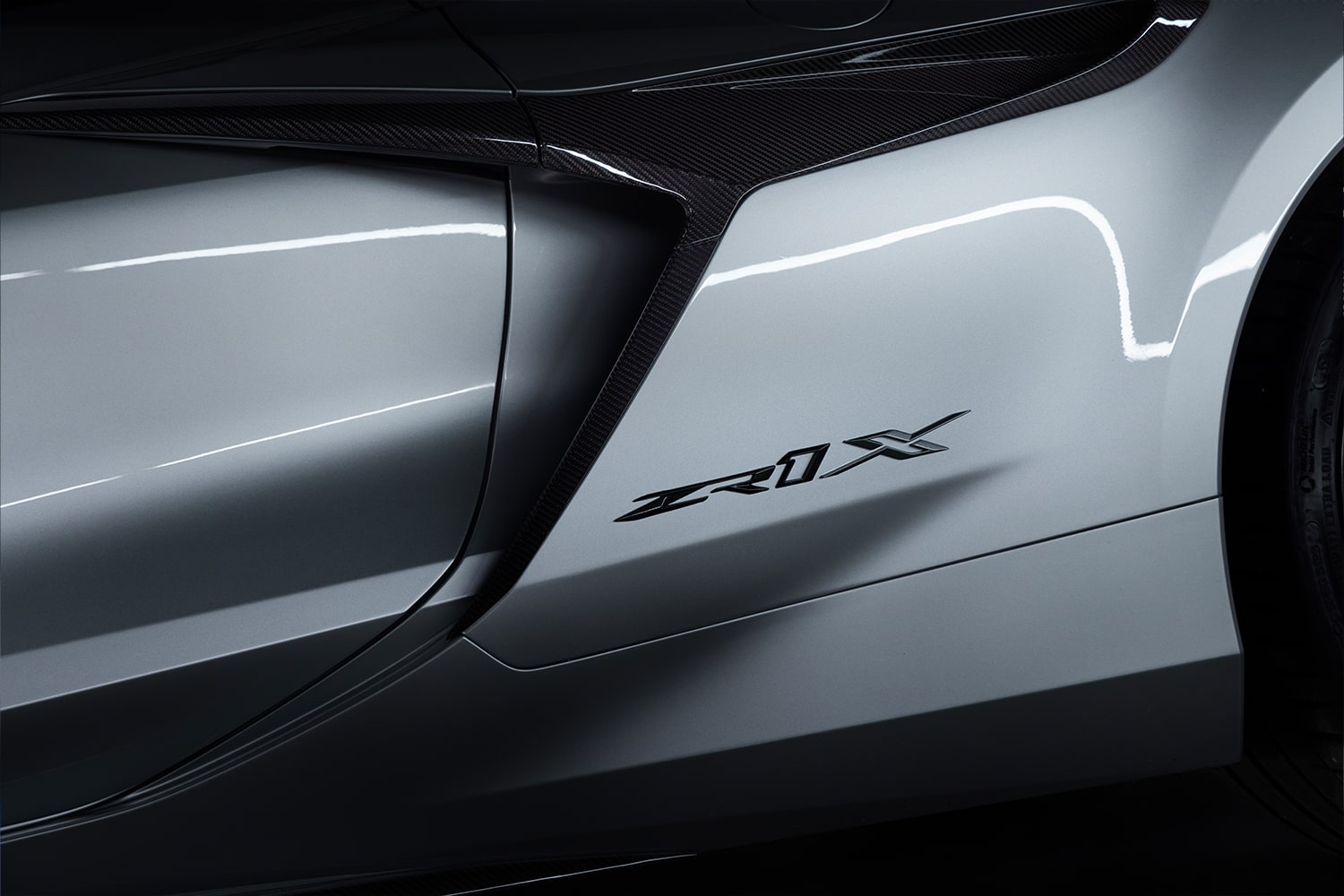 Badge de la Chevrolet Corvette ZR1X 2027 sur le panneau latéral extérieur.