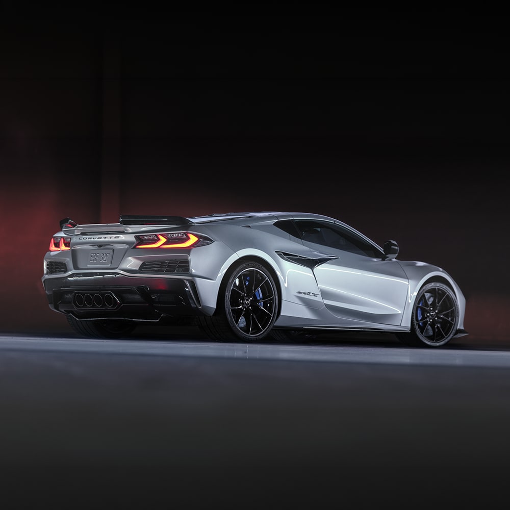 Une Chevrolet Corvette ZR1X argentée 2027 avec roues en alliage noires et feux arrière à DEL orange.