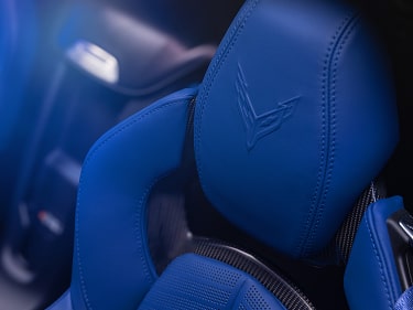 Un gros plan des sièges de performance en cuir bleu à l’intérieur de la Chevrolet Corvette ZR1X 2027.
