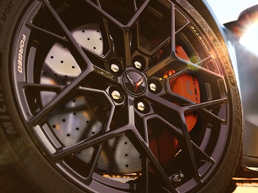 Un gros plan d’une roue performance noire à rayons multiples sur la Chevrolet Corvette ZR1X 2027.