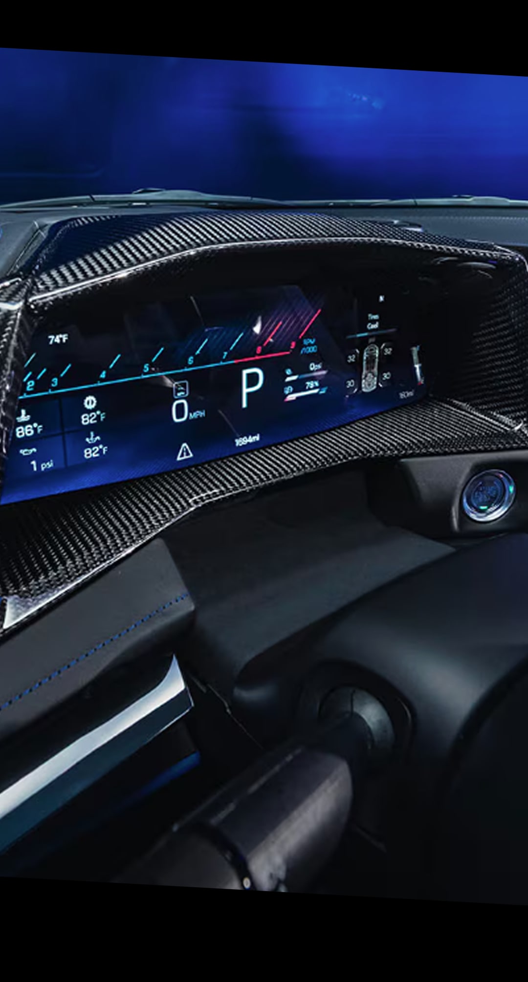 Un gros plan d’un affichage numérique du conducteur à l’intérieur de la Chevrolet Corvette ZR1X 2027.