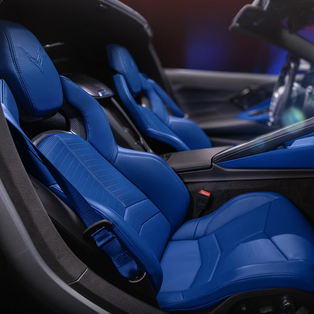 Intérieur de la Chevrolet Corvette ZR1X 2027 en bleu Santorin avec noir jais.
