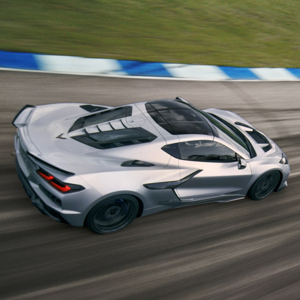 Chevrolet Corvette ZR1X 2027 en course dans un virage sur une piste.