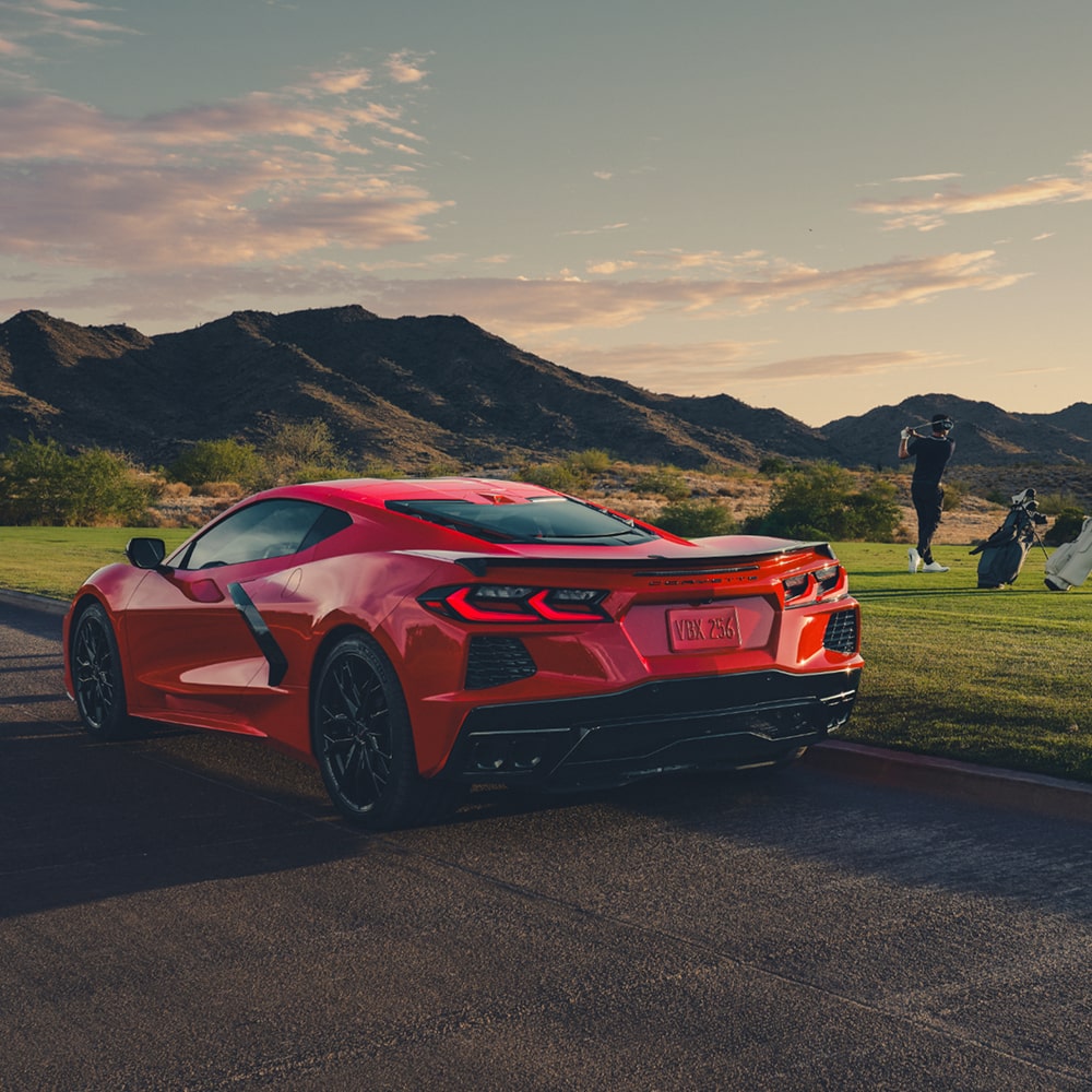 Chevrolet Corvette Stingray 2026 stationnée à côté d’un terrain d’entraînement de golf.