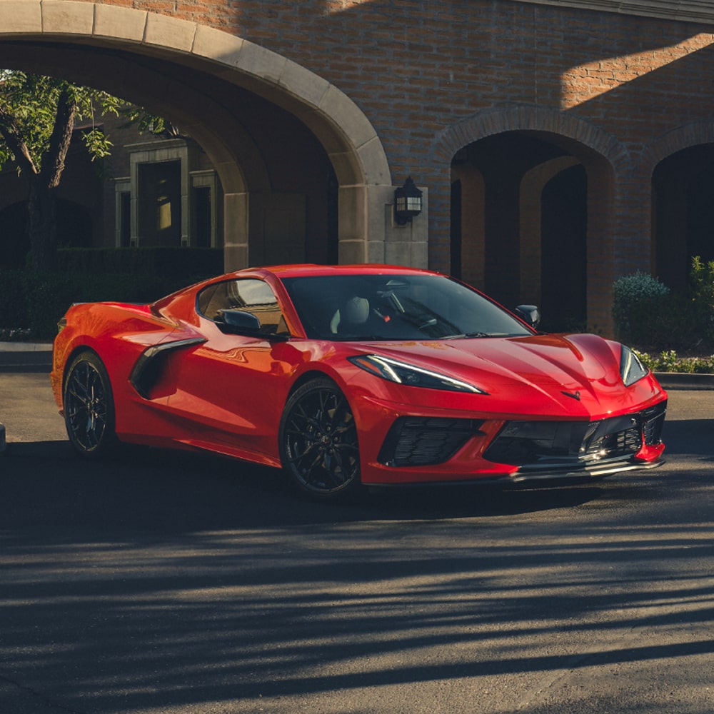 Deux Chevrolet Corvette Stingray 2026 stationnées devant une maison.