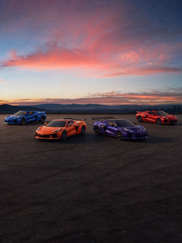 Quatre voitures de performance Chevrolet garées à proximité les unes des autres à l’extérieur.