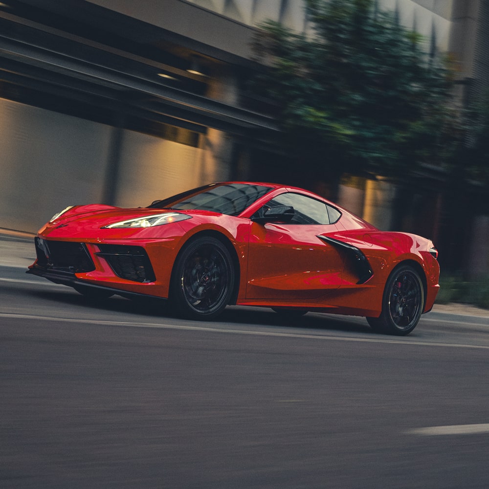 Chevrolet Corvette Stingray 2027 roulant à grande vitesse sur une route.