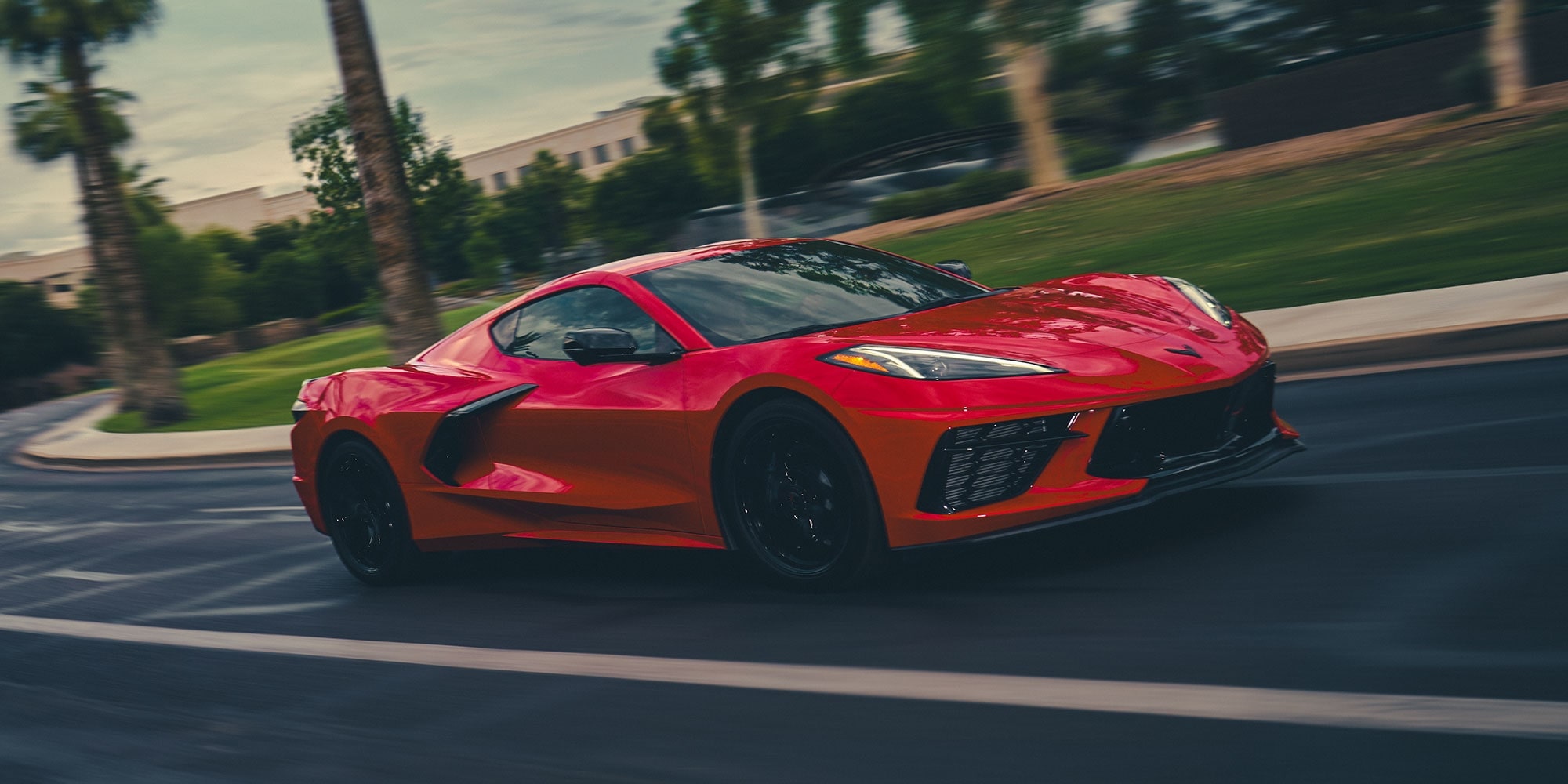 Chevrolet Corvette Stingray 2027 roulant à grande vitesse sur une route.