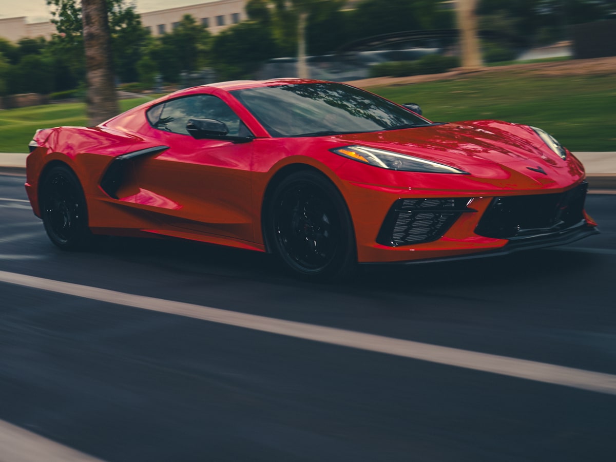 Corvette Stingray 2027 roulant sur une route.
