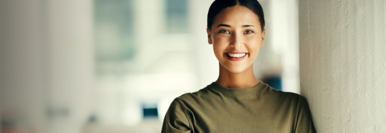 Une femme souriante qui fait partie des Forces canadiennes et qui est admissible au programme de prime des Forces canadiennes de Chevrolet.