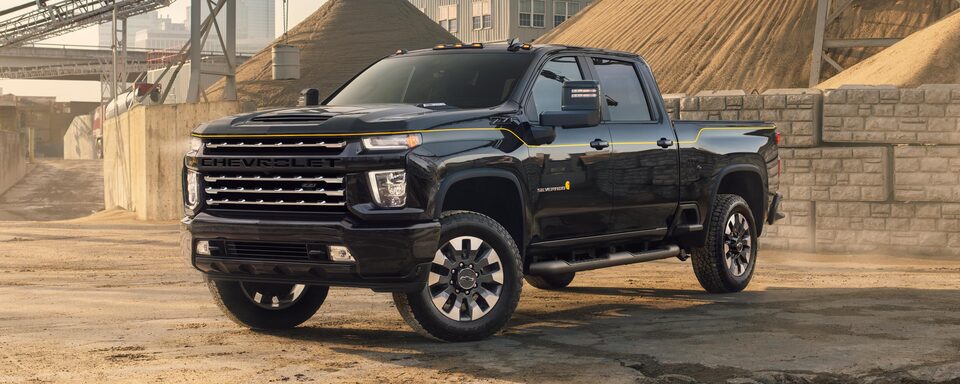 Vue latérale avant côté conducteur du Chevrolet Silverado HD 2023 édition Carhartt.