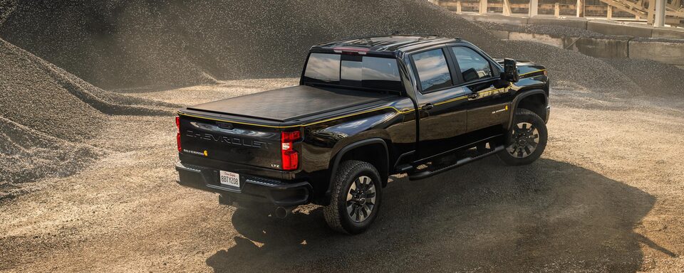 Vue latérale arrière côté passager du Chevrolet Silverado HD 2023 édition Carhartt.