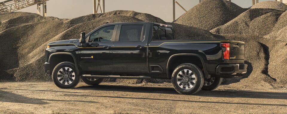 Vue latérale côté conducteur du Chevrolet Silverado HD 2023 édition Carhartt.