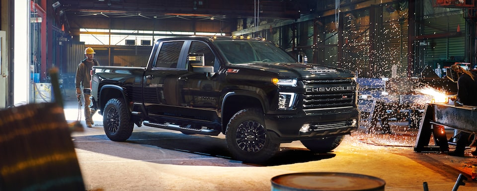 Chevrolet Silverado HD 2023 édition minuit stationné dans un garage.