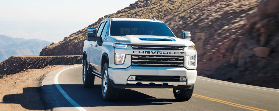 Chevrolet Silverado HD 2023 édition sport chromée Z71 sur la route.