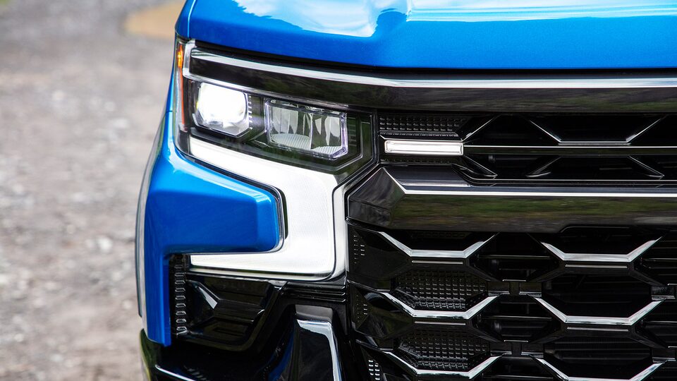 2023 Silverado 1500 High Country: Intellibeam High Beam Assist feature.