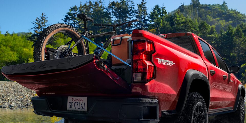 Mid-Position Tailgate functionality of the 2024 Chevrolet Colorado.