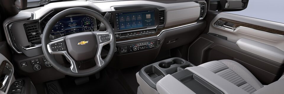 Chevrolet Silverado HD 2024 en tissu gris, atmosphère très foncé.