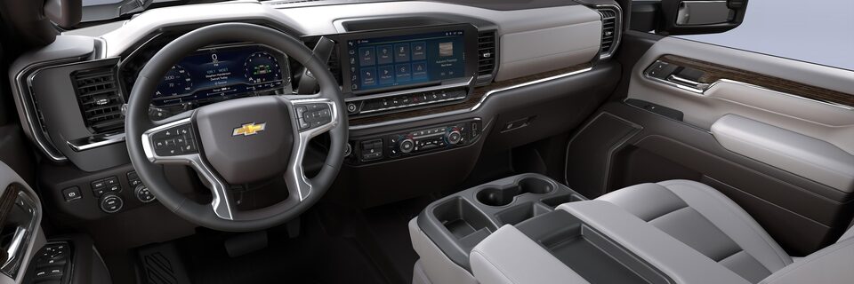 Chevrolet Silverado HD 2024 en cuir perforé gris, atmosphère très foncé.