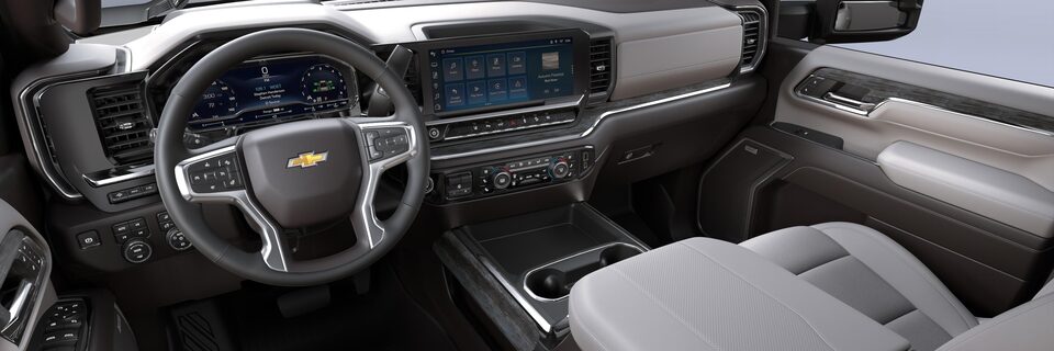 Silverado HD 2024 en cuir perforé gris, atmosphère très foncé.
