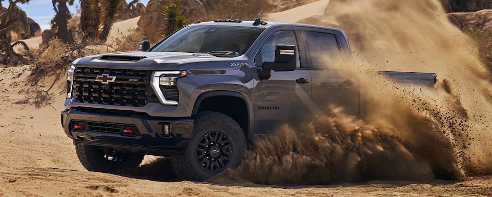 Chevrolet Silverado HD ZR2 2024 sur un terrain accidenté.