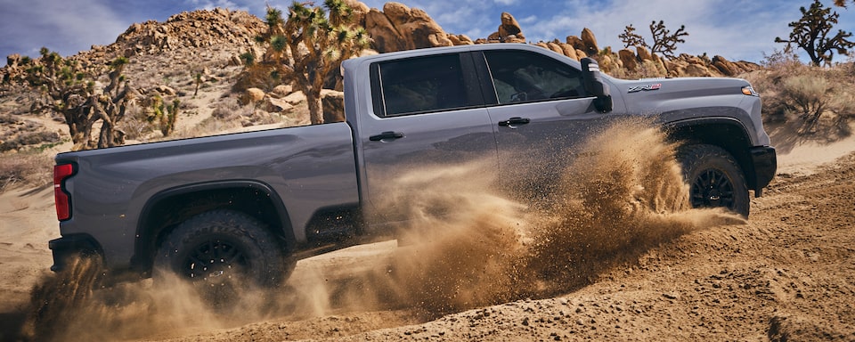 Chevrolet Silverado HD ZR2 2024 sur un terrain en pente accidenté.