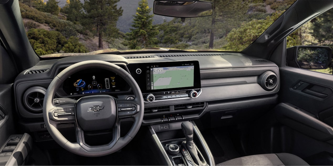 Vue rapprochée du volant et du moniteur du tableau de bord d’un Chevrolet Colorado 2025.