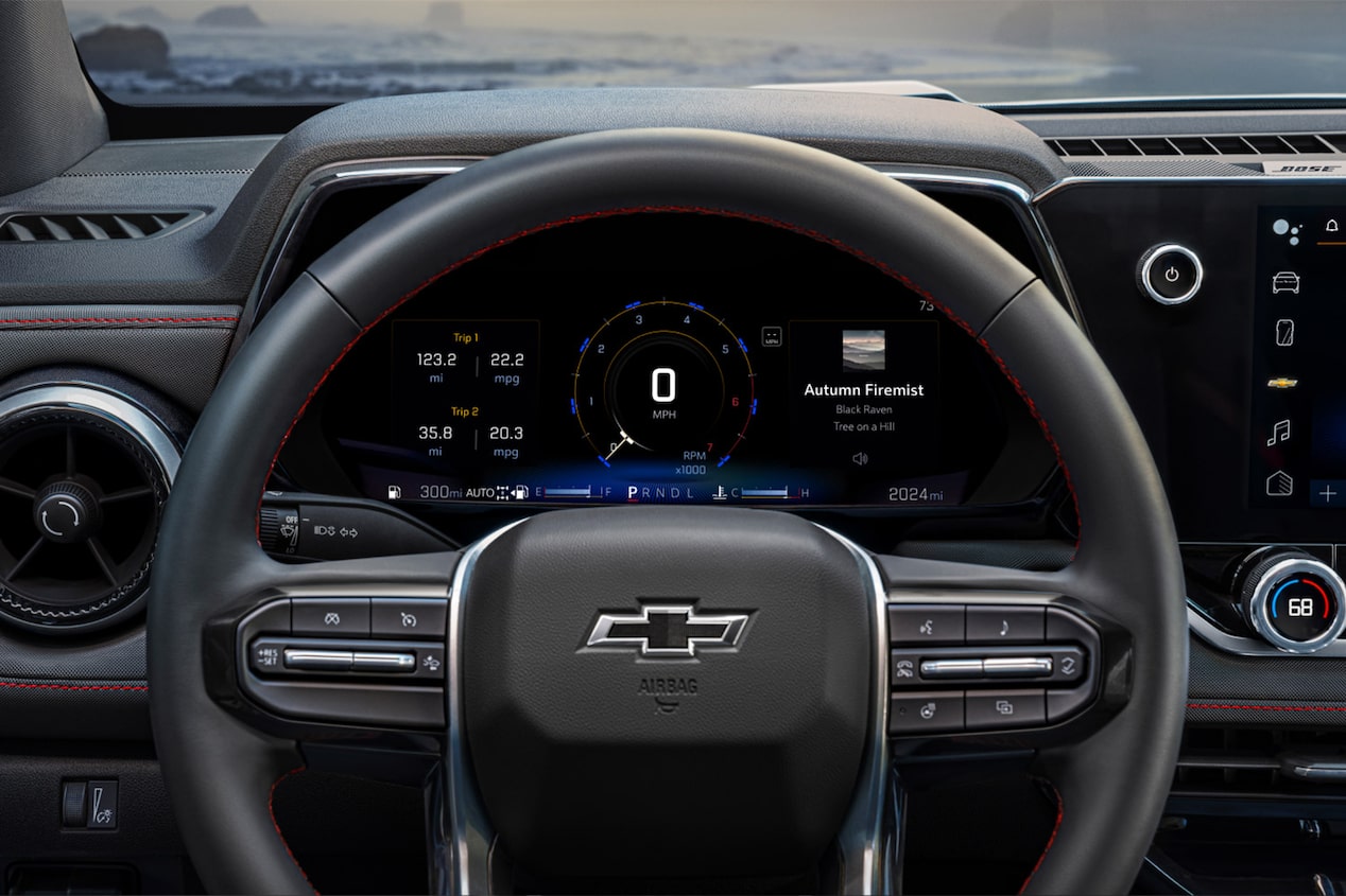 Volant du Chevrolet Colorado 2025 vu par le conducteur.