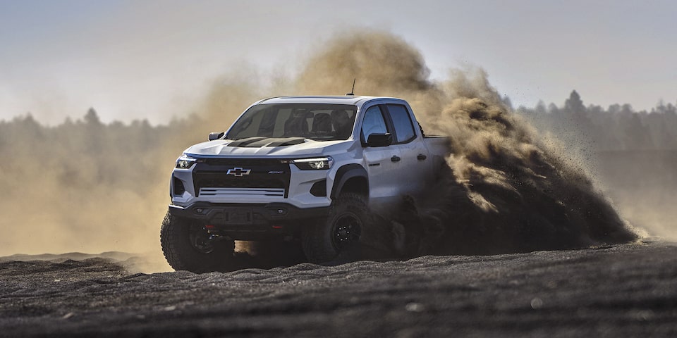 Un Chevrolet Colorado 2025 dérapant sur un terrain de montagne.