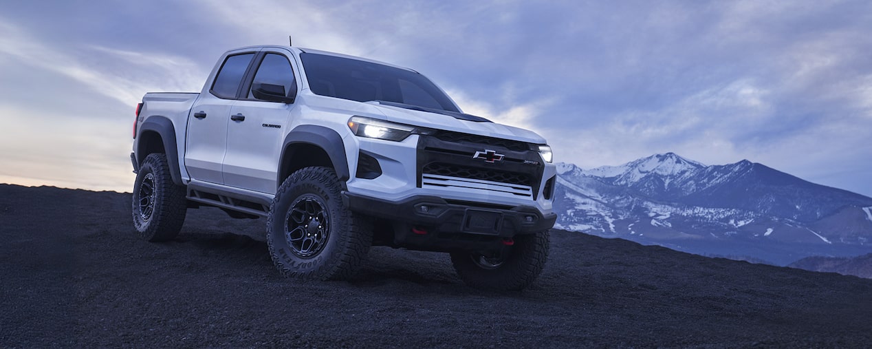 Un Chevrolet Colorado 2025 stationné seul sur un terrain montagneux.