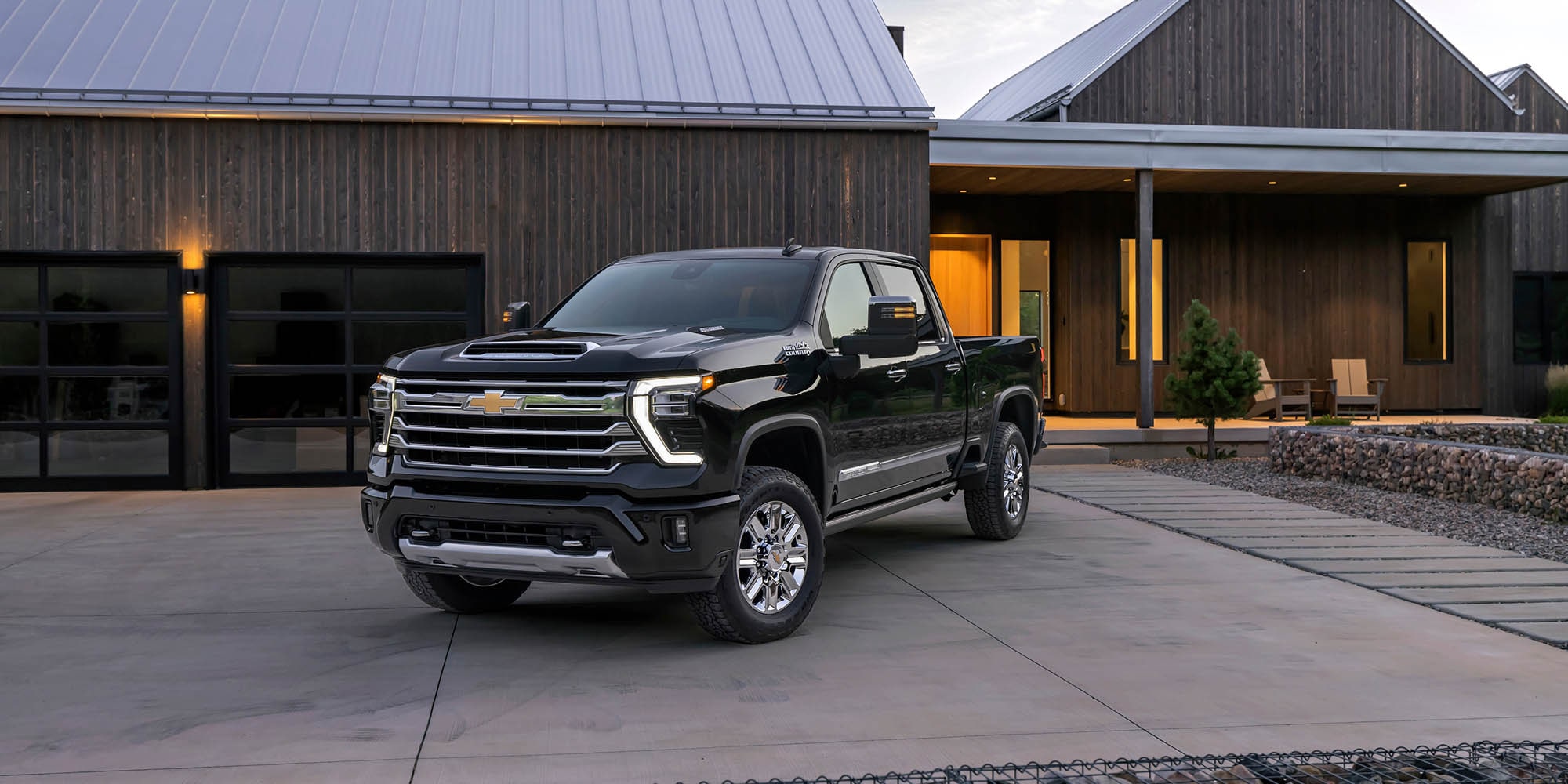 Silverado 2500 HD High Country in Black with avialable features shown.