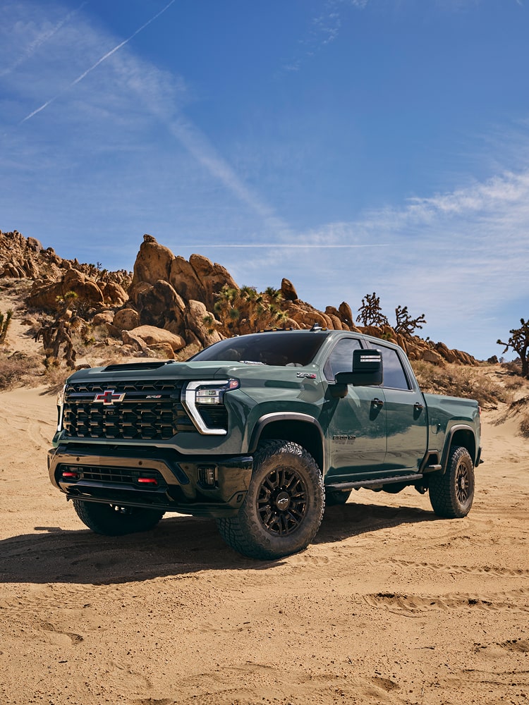 Le Chevrolet Silverado HD 2026 stationné seul dans le désert.